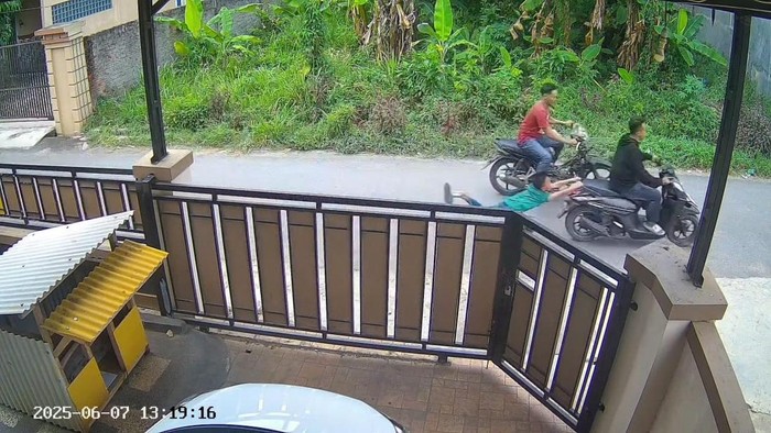 anak-10-tahun-di-bandar-lampung-jadi-korban-begal-terseret-motor-hingga-15-meter-1749377622653_169